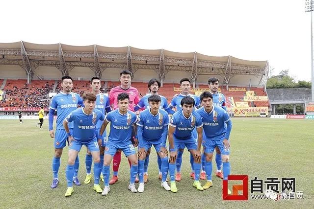 杨幂赤足姿态依然魅力无限